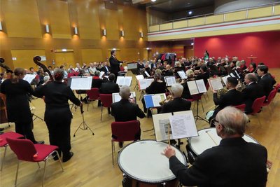 Die Musiker des Hobby-Orchesters während eines Auftritts in der Werdauer Stadthalle.