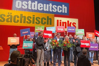 November 2023 in Chemnitz: Ost-Spitzenkandidaten (vorn von links) Sebastian Walter (Brandenburg), Stefan Hartmann und Susanne Schaper (Sachsen) sowie Bodo Ramelow (Thüringen).