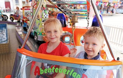 Endlich wieder Runden drehen: Die Geschwister Emma und Erik genießen es, auf dem Karussell Gas geben zu dürfen. Ihre Eltern sind mit ihnen extra dafür aus Annaberg nach Freiberg gekommen. 