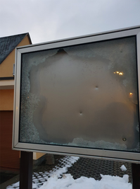 Der zerstörte Schaukasten am Haus der Vereine in Zschorlau. 