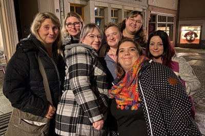 Alin Ruhnke (ganz vorn) freut sich, beim Nachtshopping Bekannte zu treffen. Die Siebener-Gruppe, bestehend aus Freundinnen und Familie, hat sich extra für den Abend verabredet.