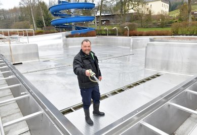 Schwimmmeister Udo Kastner bringt in diesen Tagen das Neuhausener Freibad auf Vordermann, damit die neue Saison starten kann. Je nach Wetterlage soll das Bad Ende Mai/Anfang Juni eröffnet werden. 