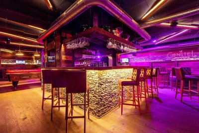 Die Bar „Le Constellation“ vor der Brandkatastrophe: Anders als Besitzer Jacques Moretti zunächst behauptet hatte, soll er die Akustikschaumstoffmatten an der Decke von einem Lieferanten in Ostdeutschland geordert haben.