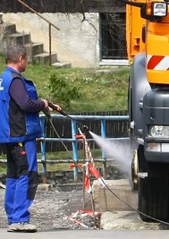 An dieser Schleuse werden die Lkw-Räder gesäubert.
