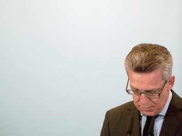 Bundesinnenminister Thomas de Maiziere informiert auf einer Pressekonferenz zu den Anschlägen in Paris.