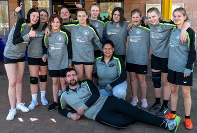 Gute Laune und Heimvorteil: Mit drei Teams waren die Rochlitzer Faustballerinnen am Sonntag beim Schul-Cup in Rochlitz vertreten. 