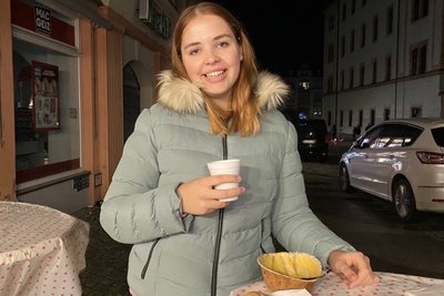 Julia Siling hat eine Kürbissuppe probiert. "Es ist schön, dass spotweise etwas los ist", sagt sie mit Blick auf die Rochlitzer Straße. Ihre Mutter arbeitet in der Stadt- und Löwenapotheke.