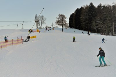Skifahrer auf der „Milda" in Lößnitz.