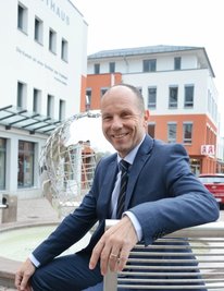 Lothar Ungerer vor dem Weltbrunnen am Markt. Kunsthaus und Bibliothek haben während seiner Amtszeit das heutige Aussehen angenommen.