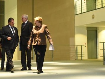 Kanzlerin Angela Merkel, der CSU-Vorsitzende Horst Seehofer und der SPD-Vorsitzende Sigmar Gabriel.