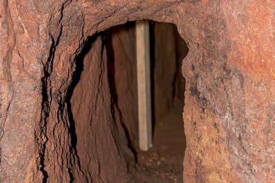 Der Eingang zum Kriechgang befindet sich in einem Nebenraum unterm Schillinghaus.
