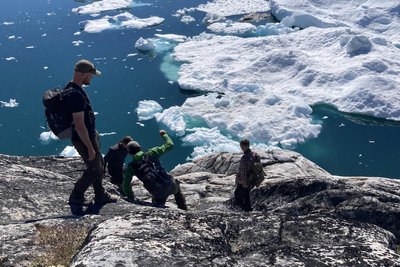 Vorsicht ist beim Klettern am Kangia Eisfjord angesagt.