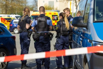 Neustadt in Sachsen am 28. April: Polizisten stehen in der Nähe des Tatortes, nachdem dort tödliche Schüsse fielen.