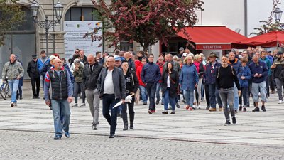 Am Montagabend haben sich auch in Zwickau wieder sogenannte Corona-Spaziergänger getroffen. Sie zogen ohne großen Abstand und ohne Masken durch die Stadt.