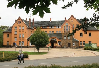 Außen hui! Die Fassade des unter Denkmalschutz stehenden Bahnhofsgebäudes in Lengenfeld sieht durchaus stattlich und schön aus.