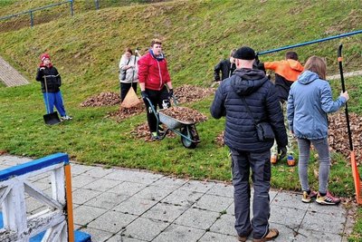Mädchen und Jungen der Rochlitzer Schule für geistige Entwicklung leisten Einsatzstunden im Freibad. 