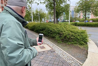 Ein Suchbild: Sehen Sie das Autodach im Grün? Karl Thoß bemängelt die Sichteinschränkung an der Kreuzung.