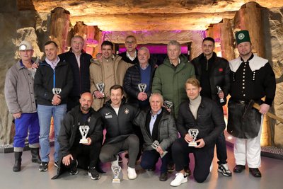 Zur Elf aller Zeiten des FC Erzgebirge gehören Spieler aus allen Epochen in 80 Jahren Auer Fußball. Eingerahmt von Edelfan Reinhard Lange (l.) und Habitträger Steve Vogel (r.) sind dies: Harald Mothes, Volker Schmidt, Jörg Emmerich, Tomasz Kos, Siegfried Tröger (für Vater Willy Tröger), Holger Erler, Dimitrij Nazarov (hinten von links) sowie Skerdilaid Curri, Martin Männel, Jürgen Escher und Jan Hochscheidt (vorn von links). Zum Trainer kürten die Fans Gerd Schädlich (1952-2022).