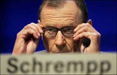 Zumindest ein Trost bleibt Ulla Schmidt: Mit ihrer gestohlenen Dienstlimousine befindet sich die SPD-Bundesgesundheitsministerin in guter Gesellschaft. Ex-Daimler-Chrysler-Chef Jürgen Schrempp wurde einst sein hunderttausende Euro teurer gepanzerter Mercedes mit einem Transporter weggeschafft.