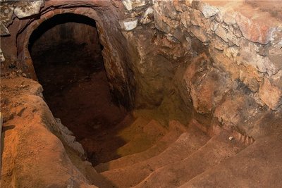 Noch vor wenigen Wochen waren die Treppenstufen verdreckt und abgelaufen. Künftig können Besucher dort sicher auf und ab gehen.