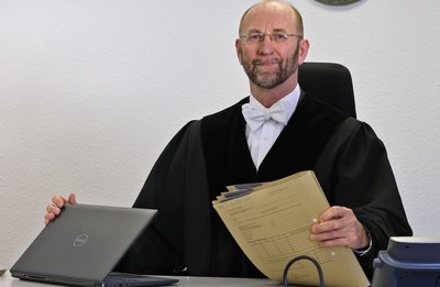 Amtsgerichtsdirektor Günter Elfmann verhandelt schon bald mit der elektronischen Akte. 