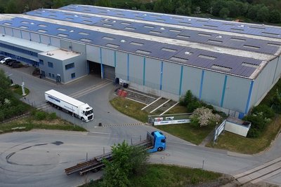 Luftbild vom Plauener Standort des Köstner-Stahlzentrums. Auf rund 30.000 Quadratmetern wird dort mit Stahl gehandelt, Rohware angeliefert und Fertigteile abtransportiert. 