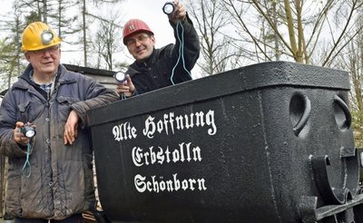 Symbolisch knipsen Günther Schmidt (links) und Vereinschef Gerold Riedl das Licht an. Auch 2022 wollen die Vereinsmitglieder tatkräftig aktiv sein - und haben schon eine Menge Pläne geschmiedet. 