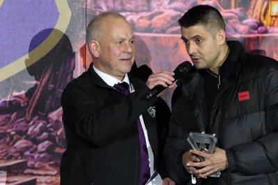 Im Mai 2023 wurde Dimitrij Nazarov aus Aue verabschiedet. Zum 80. Vereins-Geburtstag kam er wieder, weil ihn die FCE-Fans in die Elf aller Zeiten gewählt hatten. Hier mit Moderator Frank Mietling auf der Bühne.