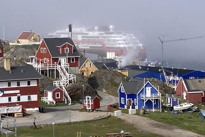 Die Fridtjof Nansen ankert vor Sisimut, der mit 5600 Einwohnern zweitgrößten Stadt Grönlands.