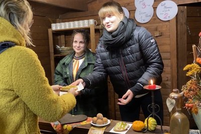 Im Glühweinstand vor dem Schuh-Jung arbeiten Hanna-Pauline Jung (r.) und Yasemin Kaynak. Sie haben beim Nachtshopping eine alte Schulfreudin und Arbeitskollegen getroffen.