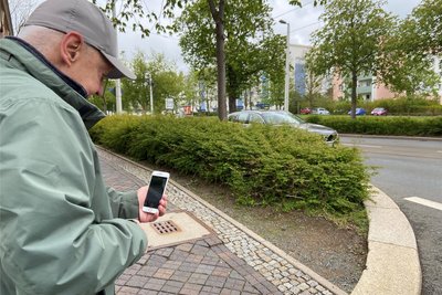 Mit seiner Handykamera dokumentierte der 73-Jährige am Donnerstag, wie spät Linksabbieger an der Kreuzung erst ein herannahendes Auto bemerken.