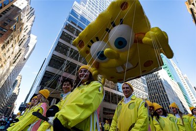 New York im November 2023: Bei der traditionellen Thanksgiving-Parade schwebt Spongebob in Ballonform durch die Straßen der Metropole.