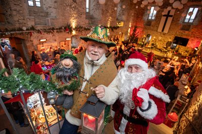 Moosmann Gert Schäfer und Weihnachtsmann Danny Böhm hatten auf der Weihnachtsmeile eine Menge zu tun. Der erste Halt am Samstag fand im Komturhof statt.