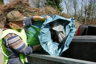Während am Skihang Nistkästen gebaut werden, sammeln der Vereinsvorsitzende Carsten Brödner und weitere Helfer in der Umgebung Müll.