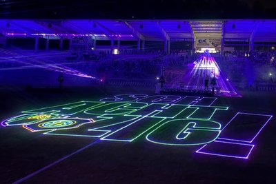 „Schachtzig“ lautete der Slogan rund um die 80-Jahr-Feier des FC Erzgebirge Aue und wurde auch in die Lasershow eingebunden.