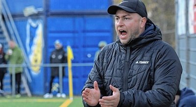 Trainer Daniel Schneider und sein SV Auerhammer stecken in der Krise - und hängen im Tabellenkeller fest. 