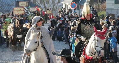 Der Eibenstocker Märchenweihnachts-Umzug, zum Ersten Advent - als größter seiner Art in Sachsen - lockt jährlich tausende Besucher an die Straßen, hier: Die Prinzessin mit dem goldenen Stern