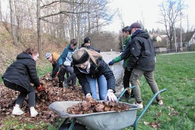 Die Schüler der Pestalozzi-Oberschule füllen unzählige Schubkarren mit Laub und Dreck des Vorjahres. 