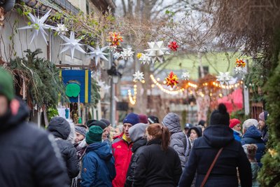 Bereits um 14 Uhr herrschte am Samstag reges Treiben in der Bleichstraße. Viele Besucher flanierten schon gegen Mittag über die Adventsmeile.