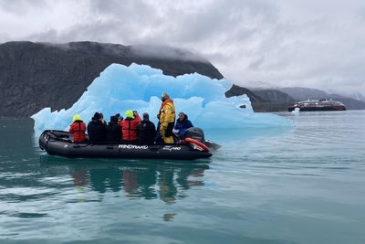 Mit den Zodiacs kommt man den Eisbergen ganz nahe wie hier am Kvanefjord.