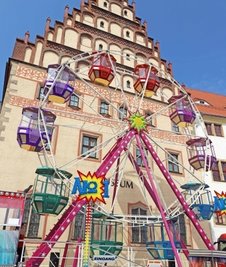 Das Riesenrad ist nur eine der Attraktionen auf dem Jahrmarkt.