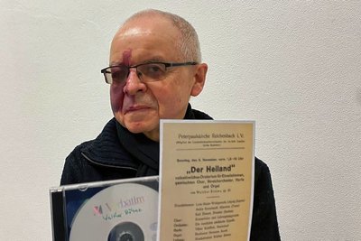 Der Reichenbacher Ex-Kantor Christian Wegler mit einer "Heiland"-Digitalversion auf CD. Drei Exemplare davon gingen ins Reichenbacher Stadtarchiv. 