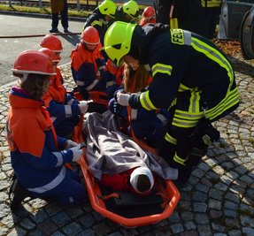 Auch die Hilfeleistung bei einem Verkehrsunfall gehörte zu den Übungen beim Scharfensteiner Jugendfeuerwehr-Wochenende.