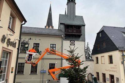 Am Markt in Burgstädt entfernt der Bauhof die Weihnachtsbeleuchtung, hier am Heimatmuseum mit Seigerturm.