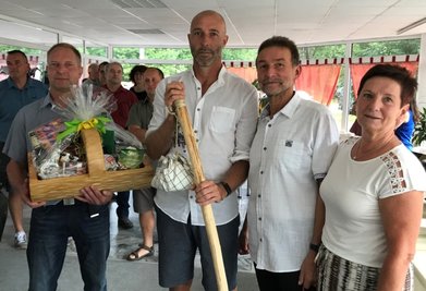 Geschenke und gute Wünsche für den Ruhestand: Peter Haustein (2. v. r.) und seine Frau Petra mit Maik Springer vom Festkomitee Cämmerswalde (Mitte) und Bernd Göhler, Verantwortlicher des Neuhausener Bauhofs, während der Verabschiedung. 