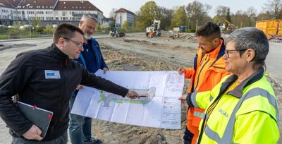 Barrierefreiheit und Fußgängerüberwege sind ein wichtiges Thema für Michael Thriemer vom Sozialverband VDK (links vorn). Zur Bauberatung will der Interessenvertreter für Behinderte mit Bauleiter Torsten Paul (hinten links), Polier Mario Neumeister und Andrea Schwalbe vom Tiefbauamt der Stadt die besten Konditionen aushandeln.