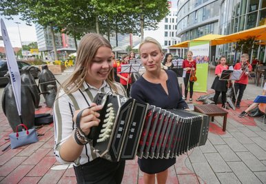 Anna-Lena Kreher (17) bekam vor einiger Zeit bereits ein Bandoneon aus einer Fabrik in Klingenthal übergeben. Geschäftsführerin Anja Rockstroh übergab es ihr damals