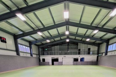 In der neuen Sporthalle des Neuhausener/Cämmerswalder Fußballvereins kann nun der Trainingsbetrieb beginnen. 