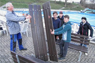Schwimmmeister Lutz Porsche (v. l.), Nick, Leon, Jayden und Roxy übernehmen das Aufstellen von Bänken. 