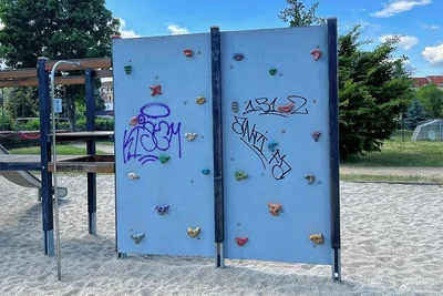Mit Schmierereien sind die Geräte des Spielplatzes Am Karlsweg in Glauchau verschandelt worden.